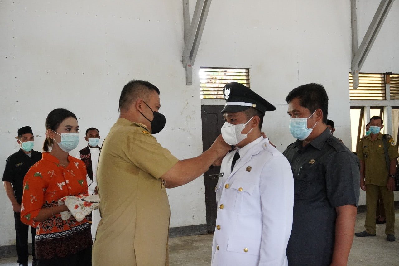 Bupati Melawi Lantik Kepala Desa Antar Waktu Desa Nanga Tangkit, Kecamatan Sokan