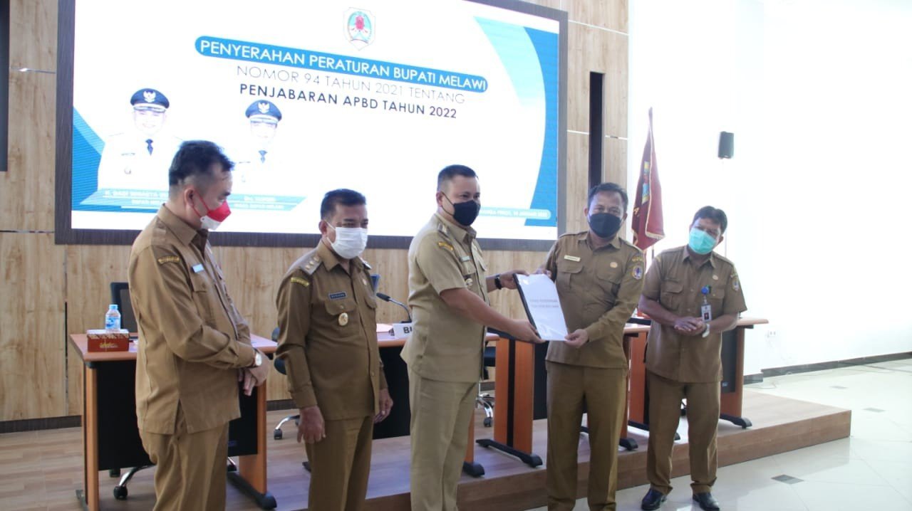 Bupati Melawi Serahkan Penjabaran APBD TA. 2022