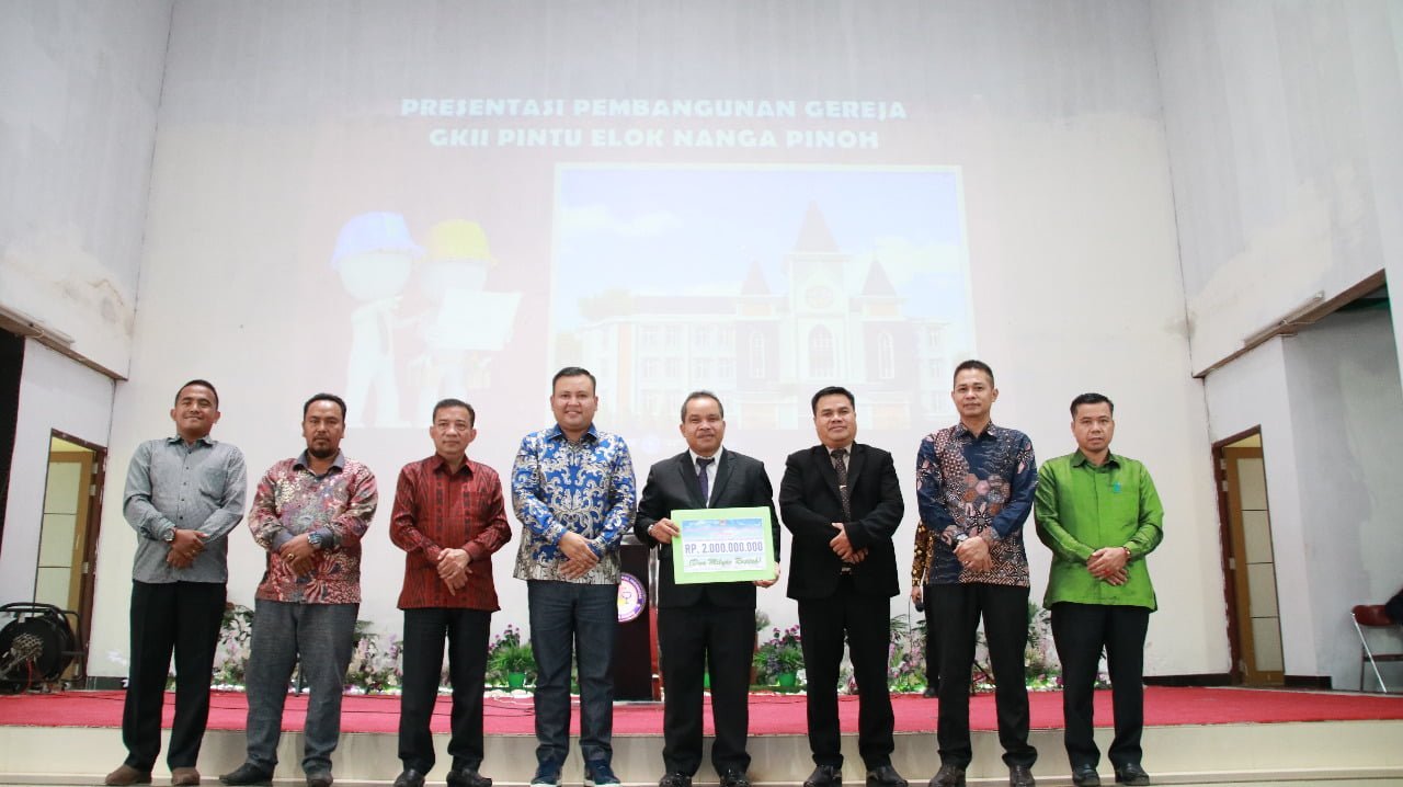 Pemkab Melawi Serahkan Bantuan Hibah GKII Pintu Elok