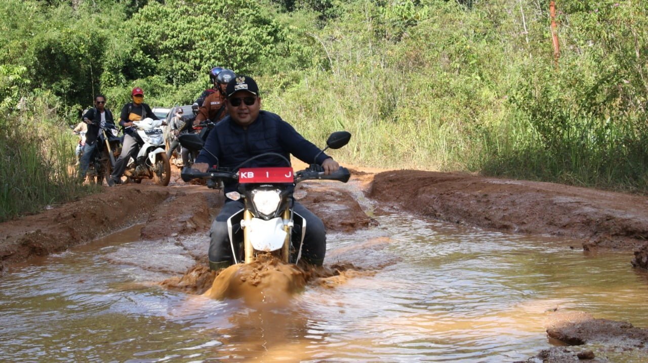 Kunjungan Kerja Bupati dan Wakil Bupati Melawi ke Desa Balai Agas, Kecamatan Belimbing
