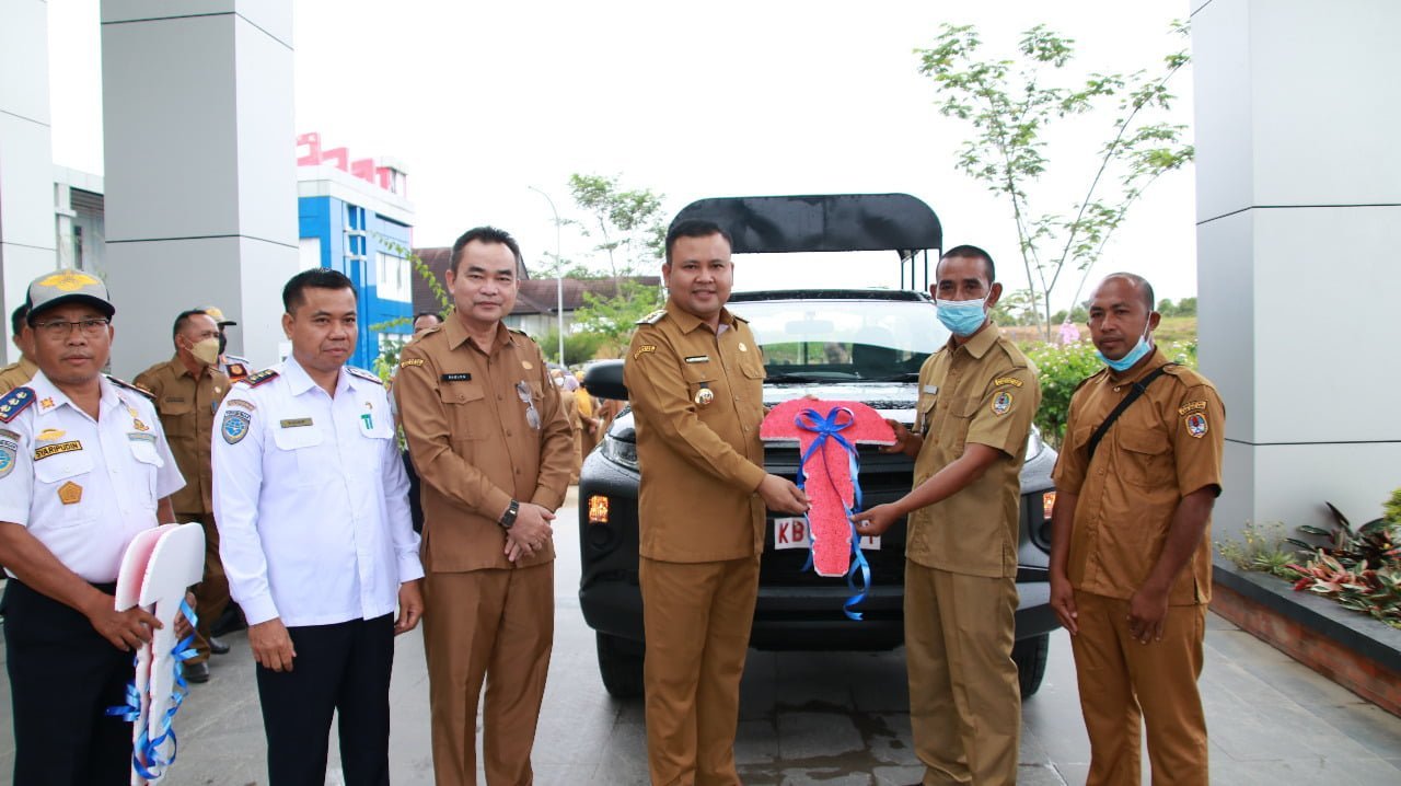 Bupati Melawi Serahkan Bantuan Mobil Angkut Operasional BUMDes