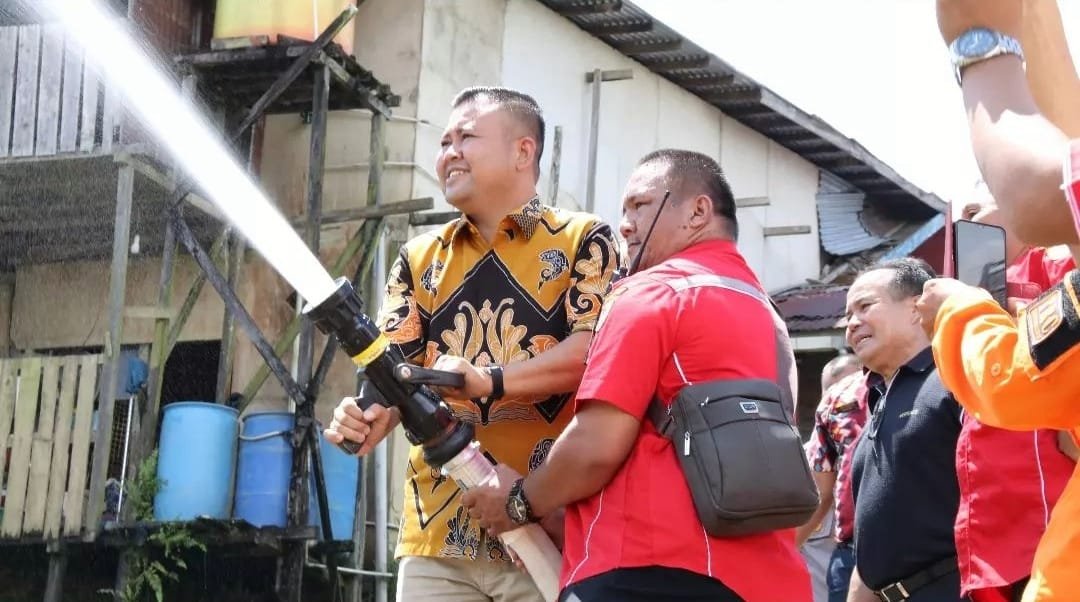 Pemkab Melawi Serahkan Bantuan Hibah Alat Mesin Pemadam Kebakaran