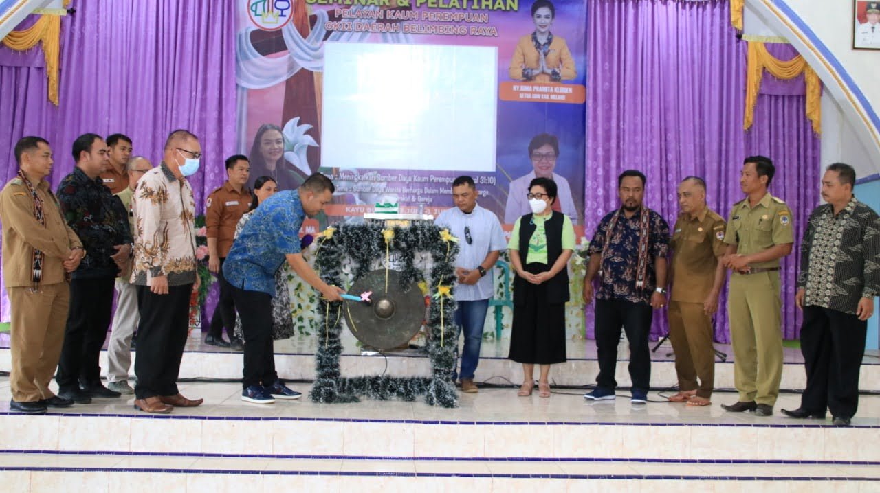 Bupati Melawi Buka Seminar dan Pelatihan Pelayan Kaum Perempuan GKII Belimbing Raya