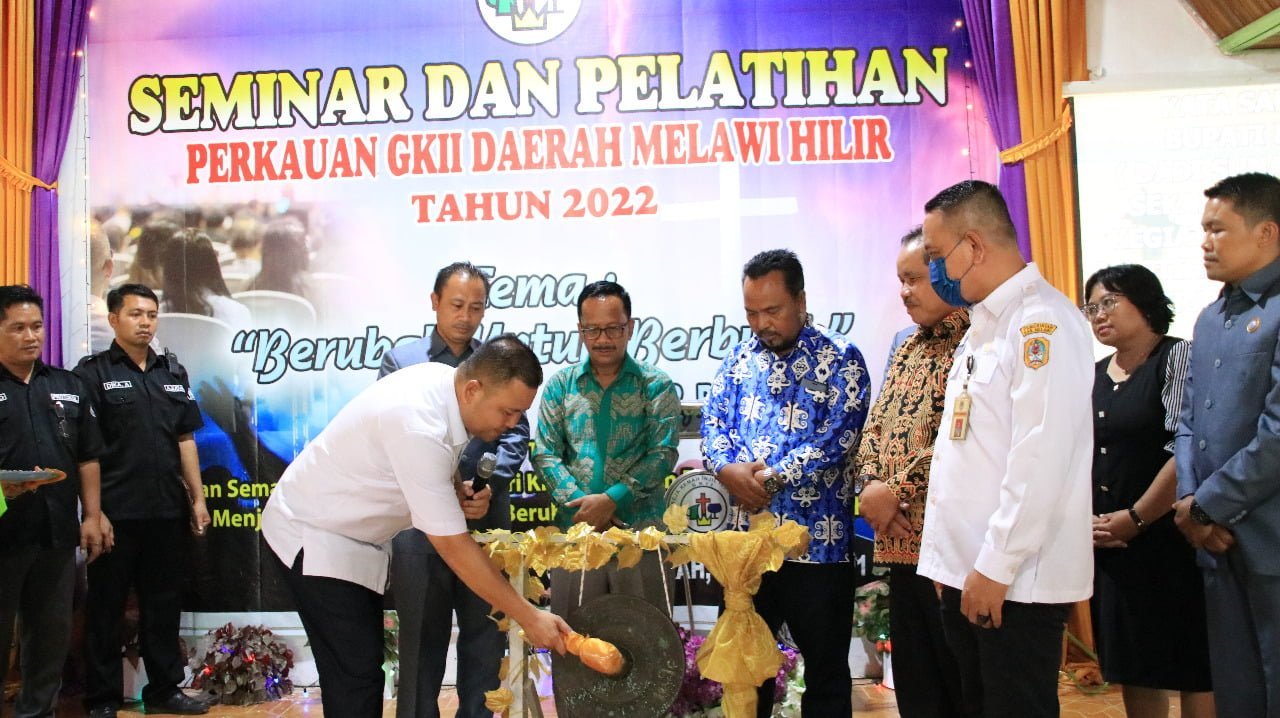 Bupati Melawi Buka Seminar dan Pelatihan Perkauan GKII Daerah Melawi Hilir
