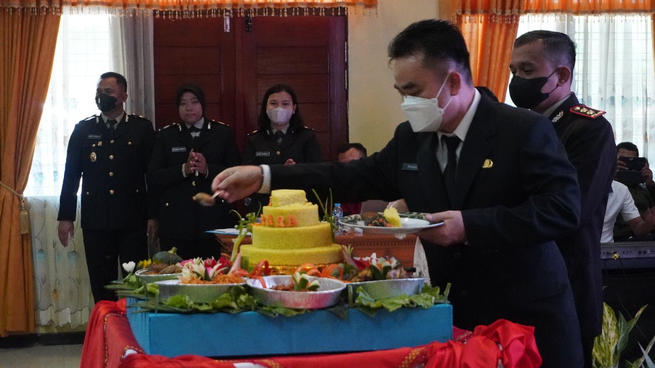 Sekda Melawi Hadiri Upacara dan Syukuran Hari Bhayangkara ke-76 di Mapolres Melawi