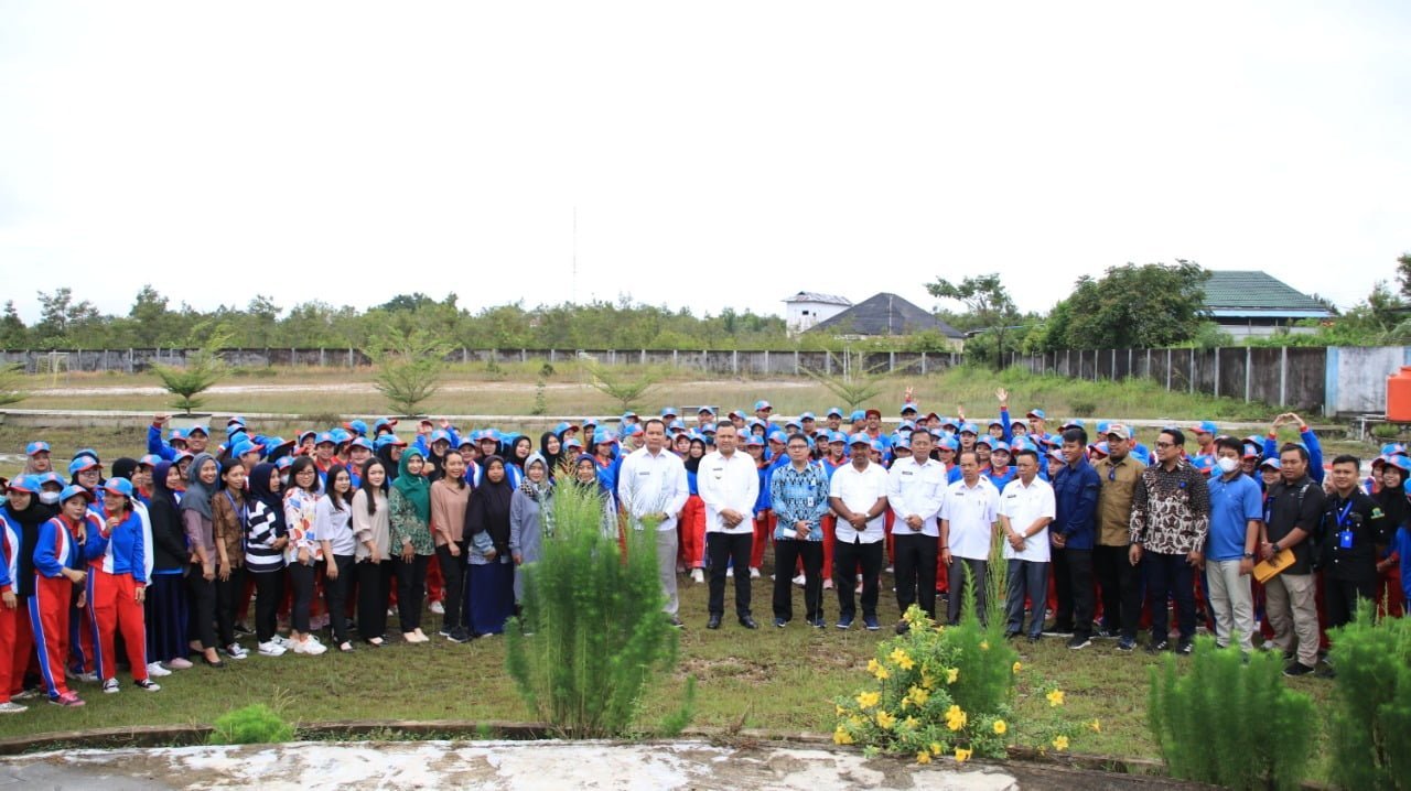 Bupati Melawi Lepas Keberangkatan Mahasiswa KKM STKIP Melawi