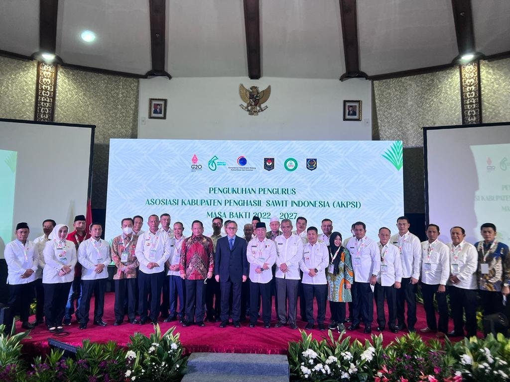 Bupati Melawi Dikukuhkan Sebagai Pengurus Asosiasi Kabupaten Penghasil Sawit Indonesia