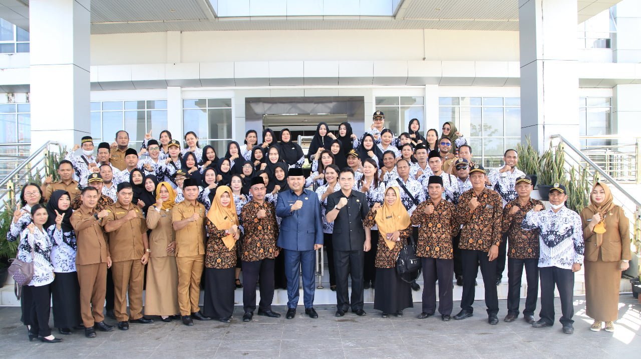 Bupati Melawi Pimpin Apel Gerakan Serentak Wujudkan Merdeka Belajar Tahun Pelajaran 2022-2023 di Kabupaten Melawi