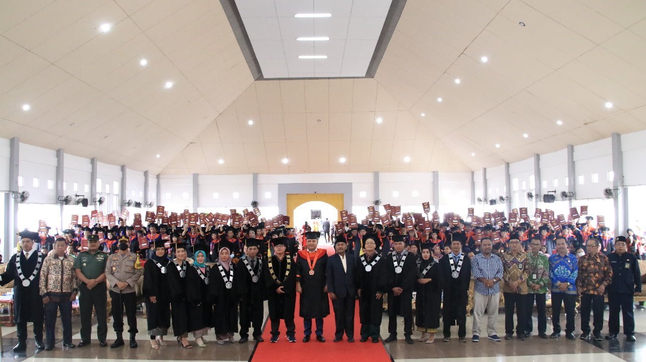 Bupati Melawi Hadiri Wisuda Sekolah Tinggi Keguruan dan Ilmu Pendidikan (STKIP) Angkatan VI Tahun Akademik 2021/2022  