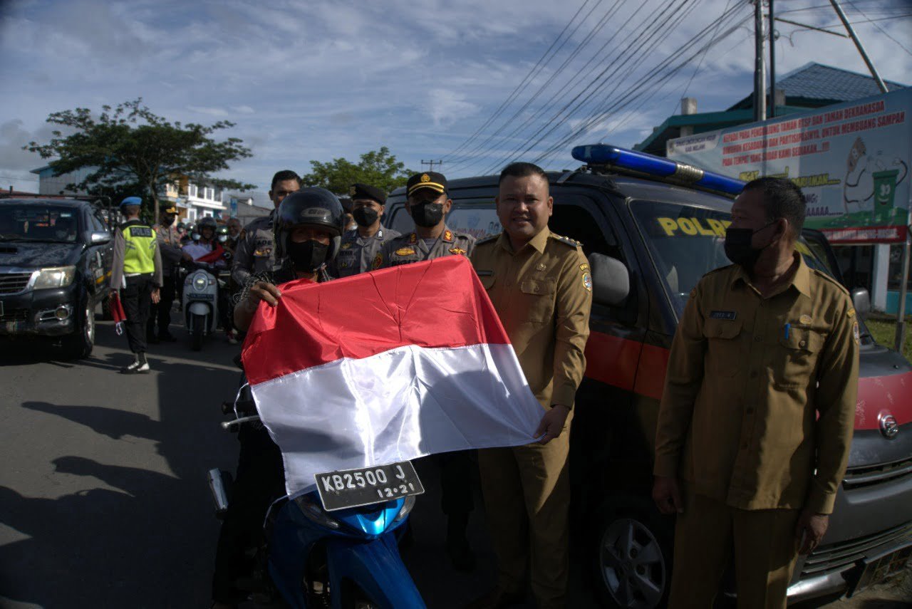 Pemkab Melawi Laksanakan Gerakan Pembagian 10 Juta Bendera Merah Putih