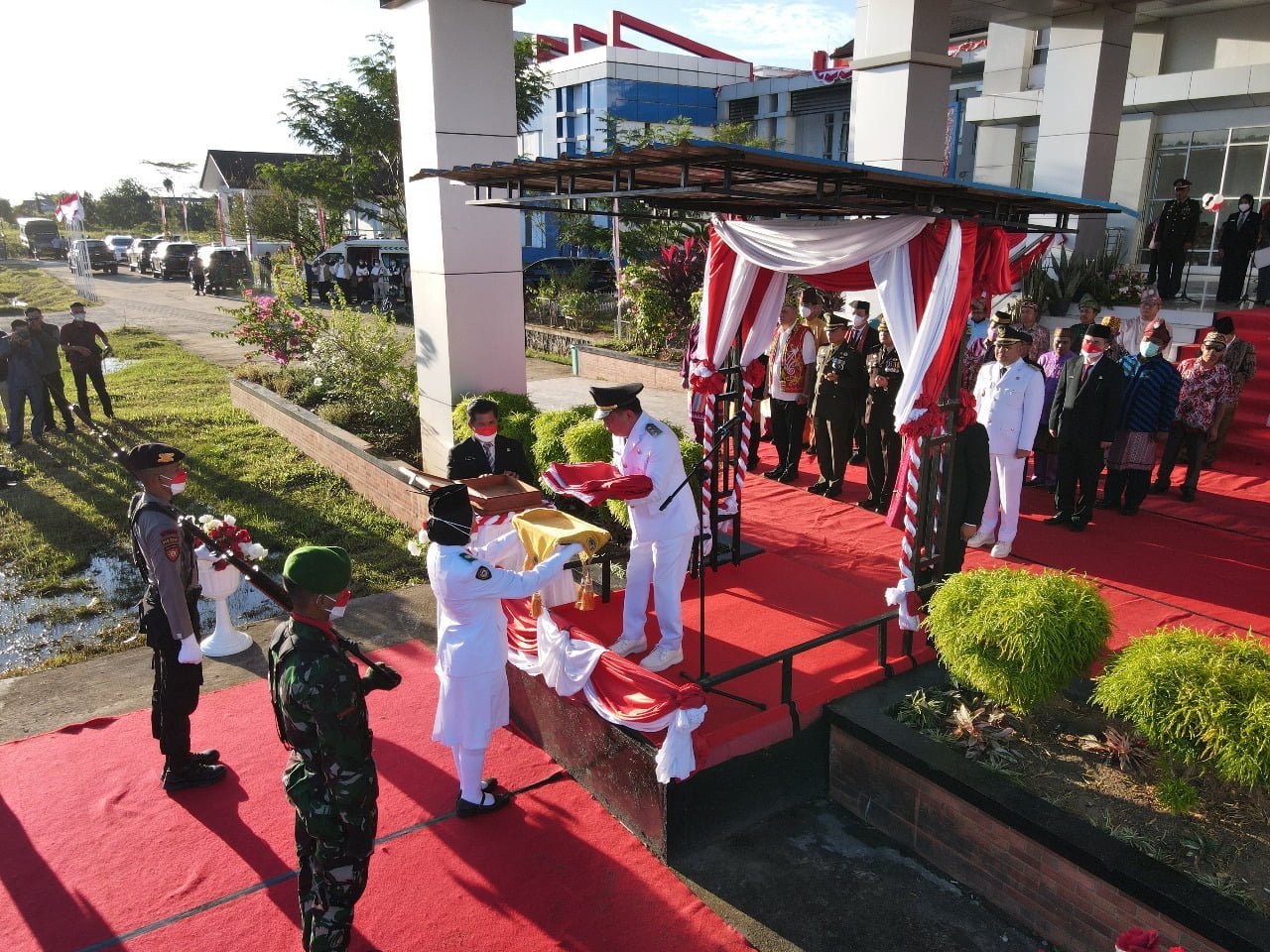 Wakil Bupati Melawi Pimpin Upacara Penurunan Bendera Merah Putih Peringatan HUT RI ke-77