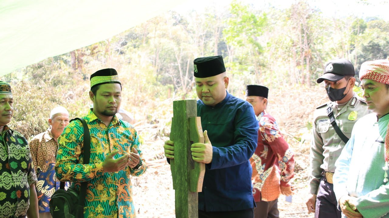 Bupati Melawi Lakukan Pemancangan Tiang Pondasi Utama MA Mujahidin Delapan Asnaf