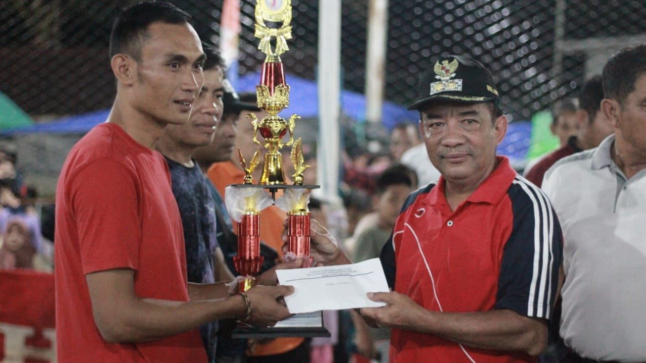 Wakil Bupati Melawi Menutup Secara Resmi Turnamen Bola Voli Antar Desa se-Kabupaten Melawi