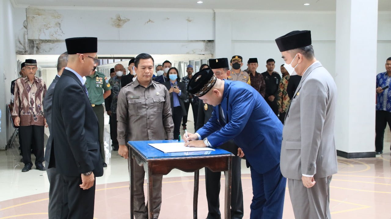 Bupati Melawi Lantik Direktur Perumdam Tirta Melawi