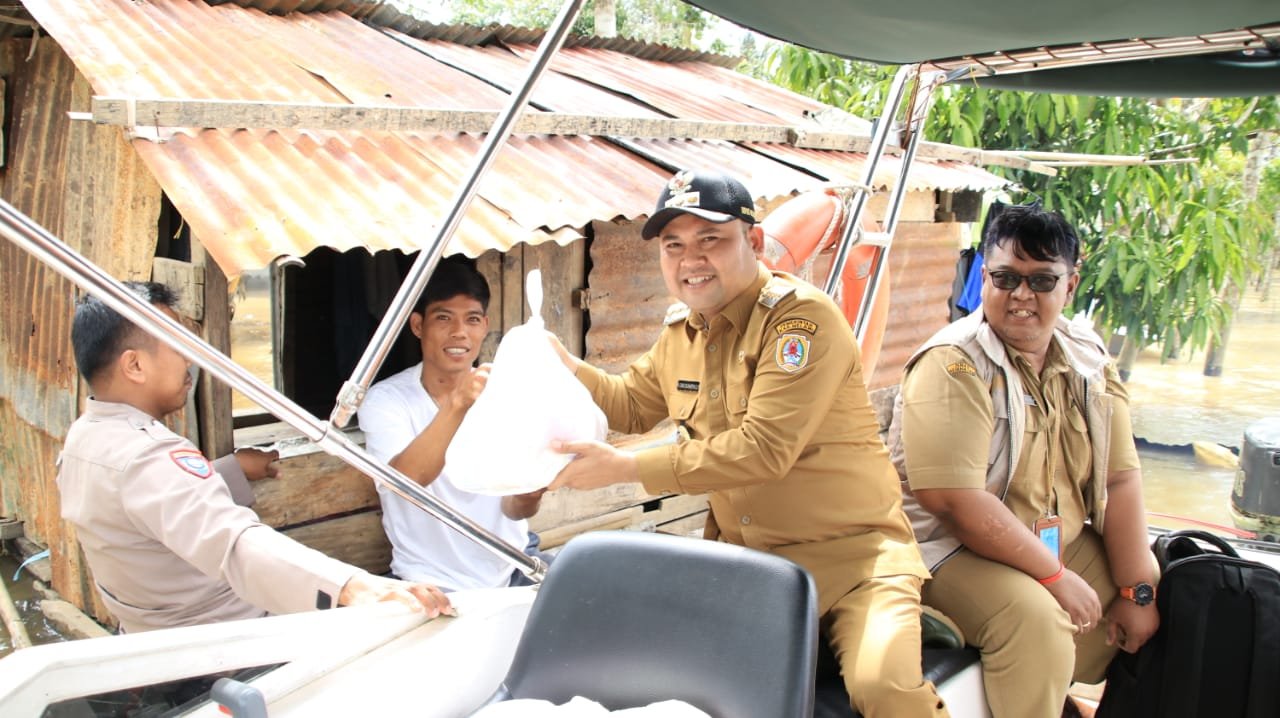 Bupati Melawi dan Kapolres Melawi Tinjau Lokasi Terdampak Banjir