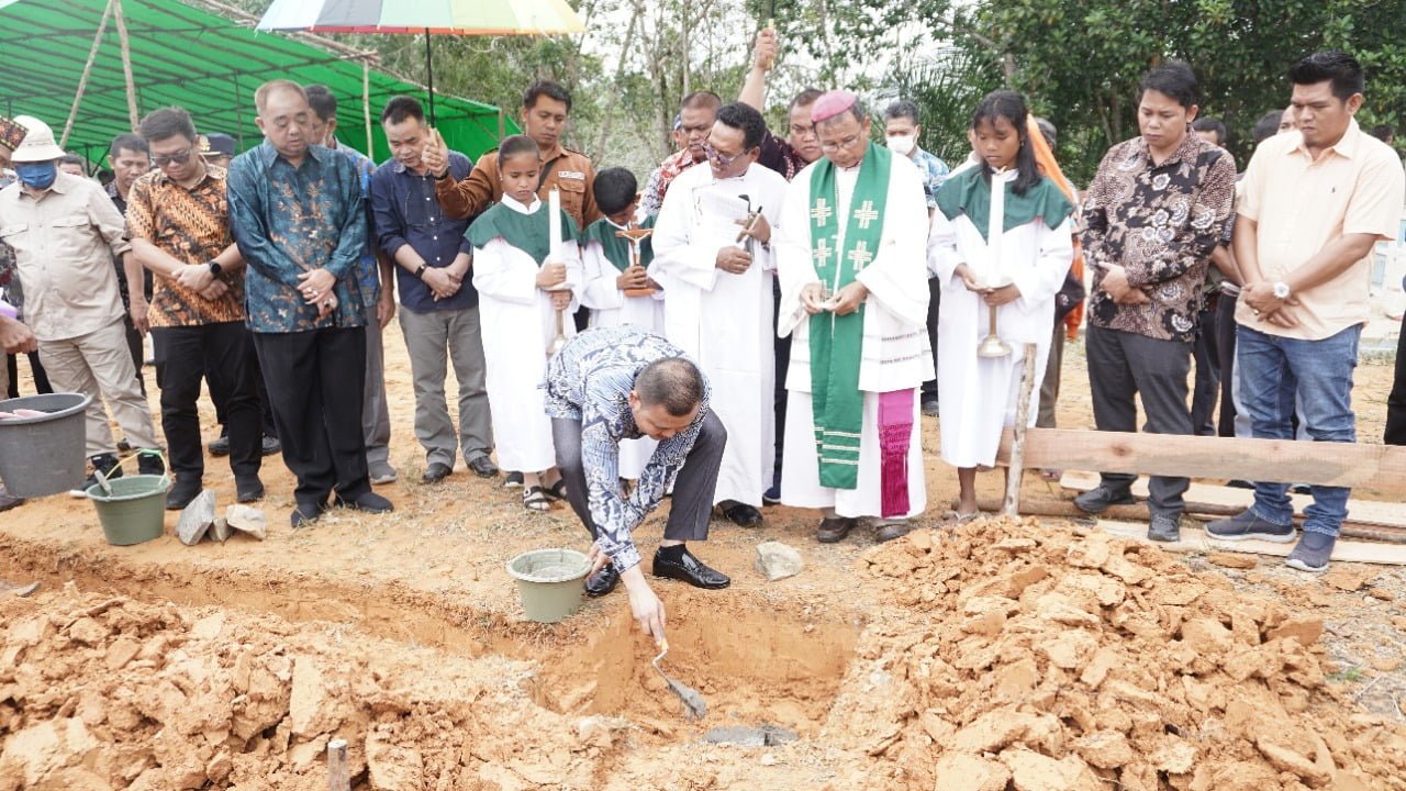 Bupati Melawi Laksanakan Peletakan Batu Pertama Rumah Pastoran St. Stefanus Manggala