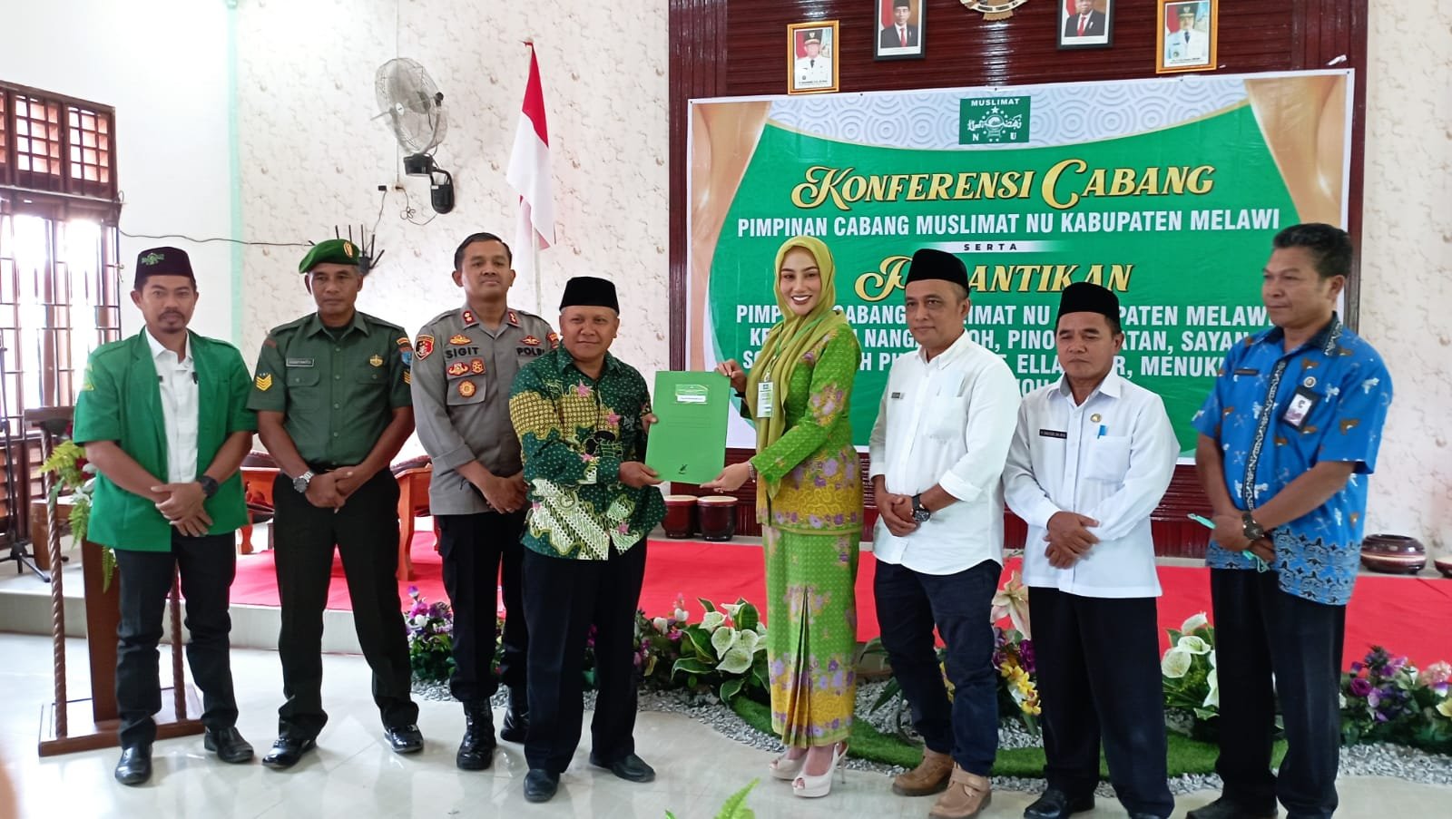 Wakili Bupati Melawi, Staf Ahli Bidang SDM Buka Konfercab Muslimat NU Kabupaten Melawi