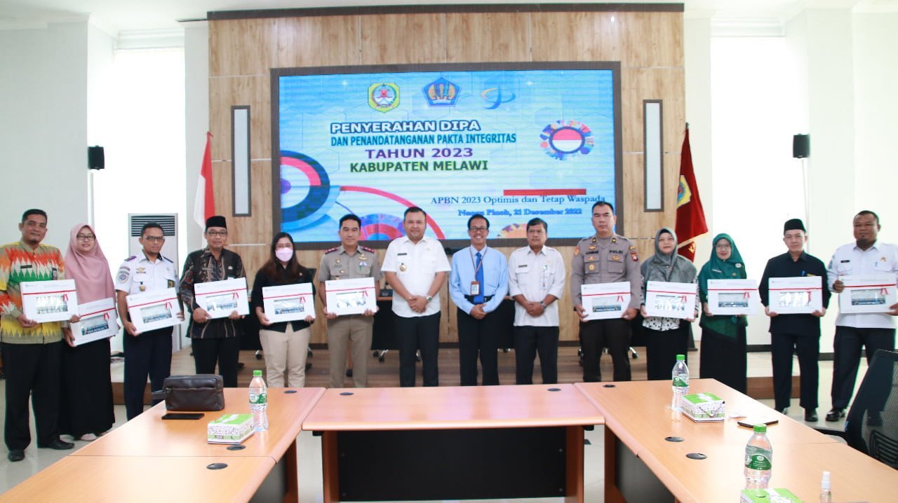 Bupati Melawi Serahkan DIPA APBN Tahun Anggaran 2023 kepada Satker Lingkup Kabupaten Melawi