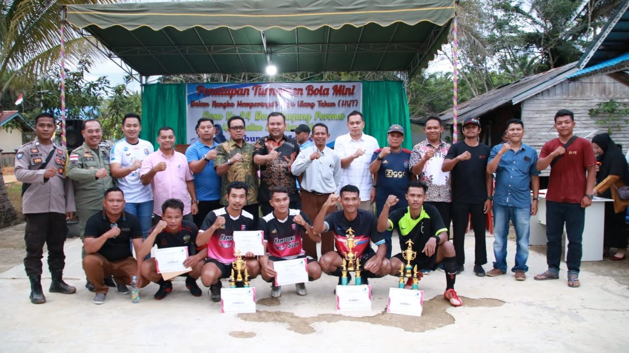 Bupati Melawi Tutup Turnamen Sepak Bola Mini Perayaan HUT ke-24 Desa Junjung Permai