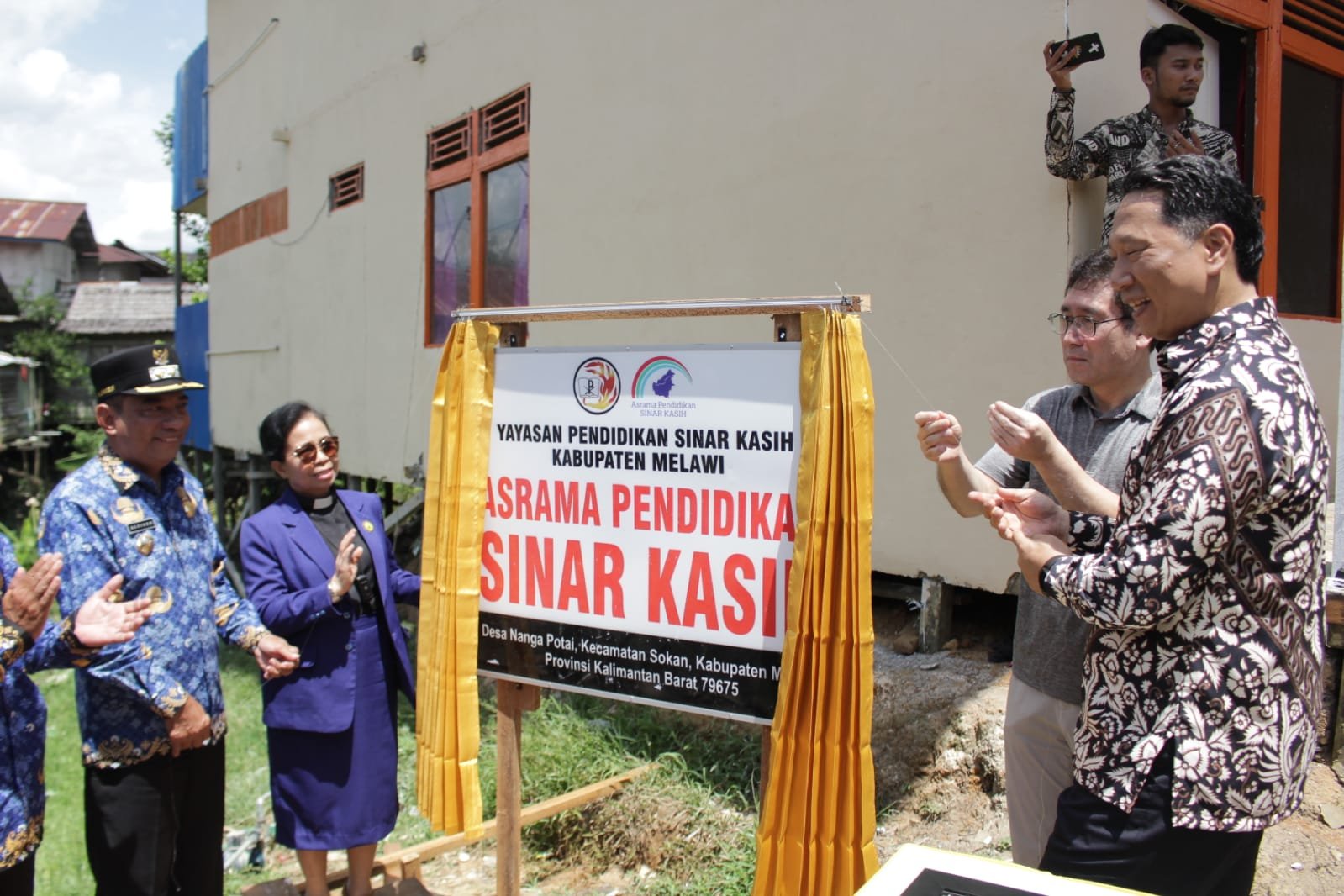Wakil Bupati Melawi Resmikan Gedung Asrama Pendidikan Sinar Kasih di Desa Nanga Potai