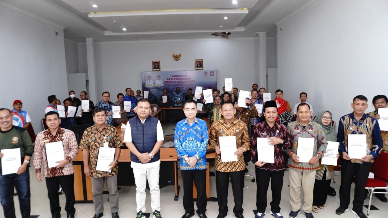 Bupati Melawi Serahkan Penjabaran APBD TA. 2023 kepada OPD
