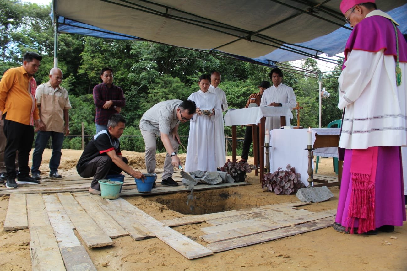 Sekretaris Daerah Meletakkan Batu Pertama Pembangunan Kantor Paroki Santa Maria Tanpa Noda Belimbing