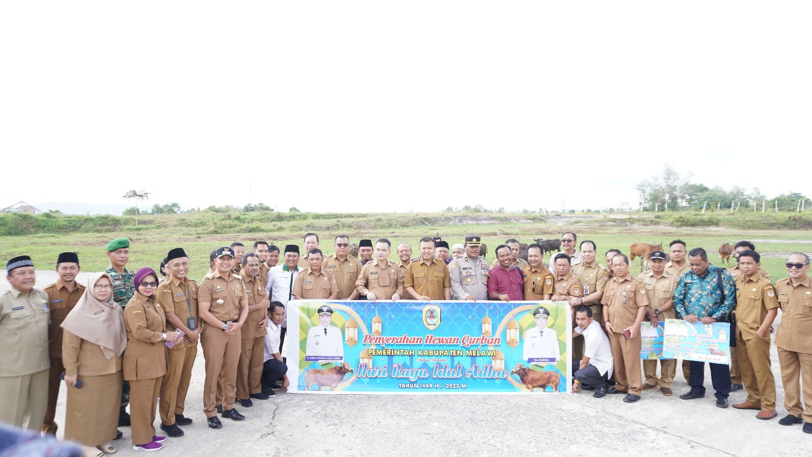 Bupati Melawi Serahkan Bantuan Sapi Qurban dari Pemerintah Kabupaten Melawi