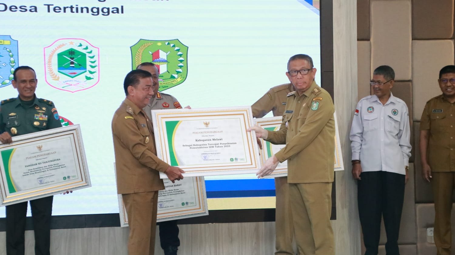 Pemkab Melawi Raih Penghargaan Sebagai Kabupaten Tercepat Penyelesaian Pemutakhiran IDM Tahun 2023