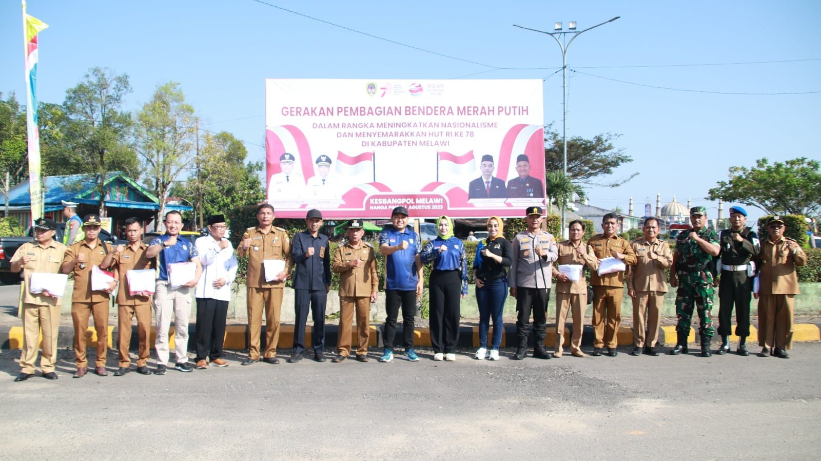 Sambut HUT RI ke-78, Pemkab Melawi Bagikan Bendera Merah Putih kepada Masyarakat