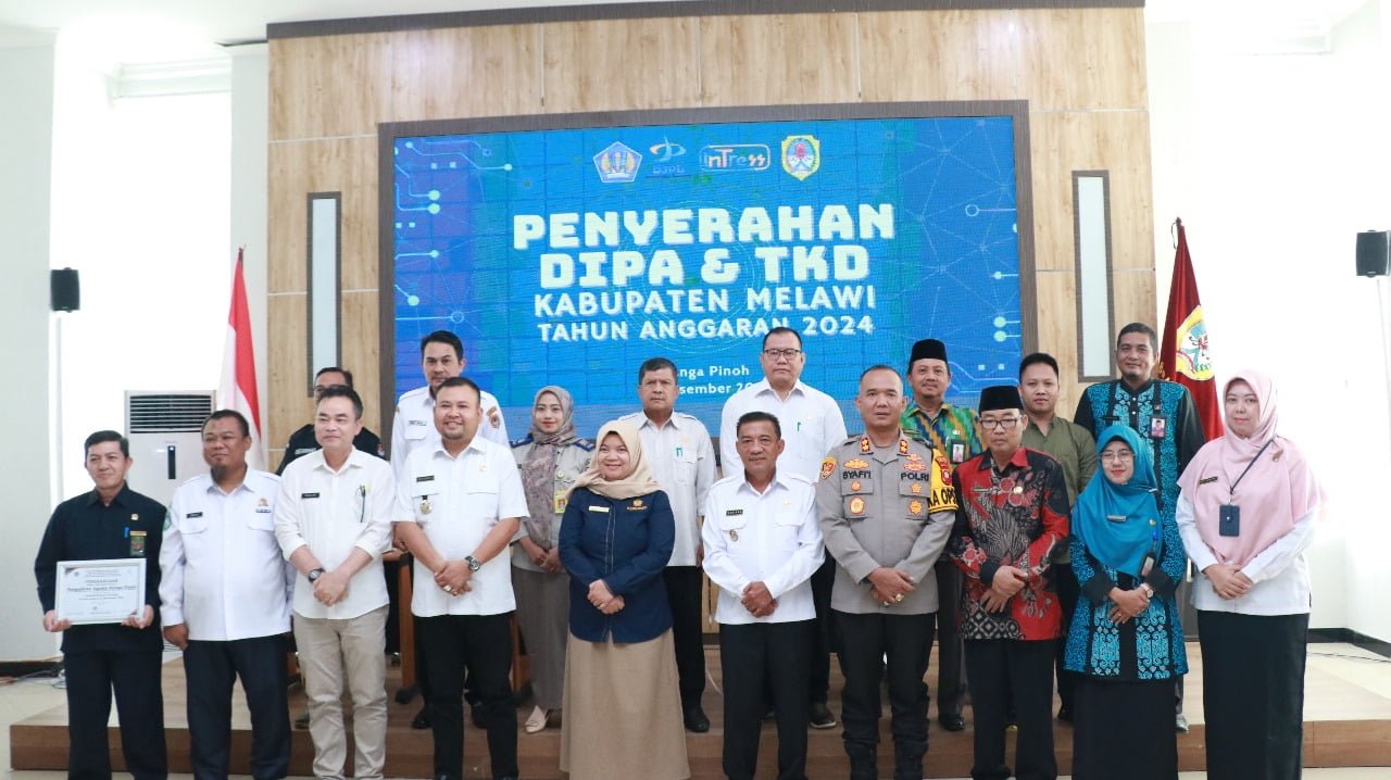 Bupati Melawi Serahkan DIPA APBN Tahun Anggaran 2024 kepada Satker Lingkup Kabupaten Melawi