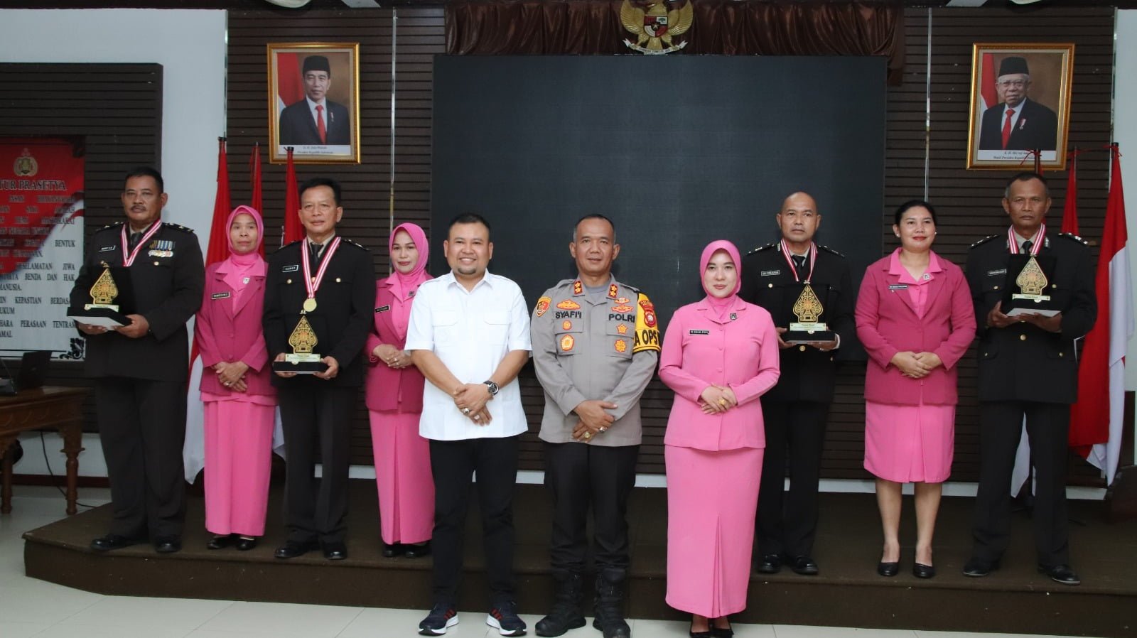 Bupati Melawi Hadiri Acara Pembinaan Tradisi, Upacara Korp Raport, dan Purnabakti Personel Polres Melawi