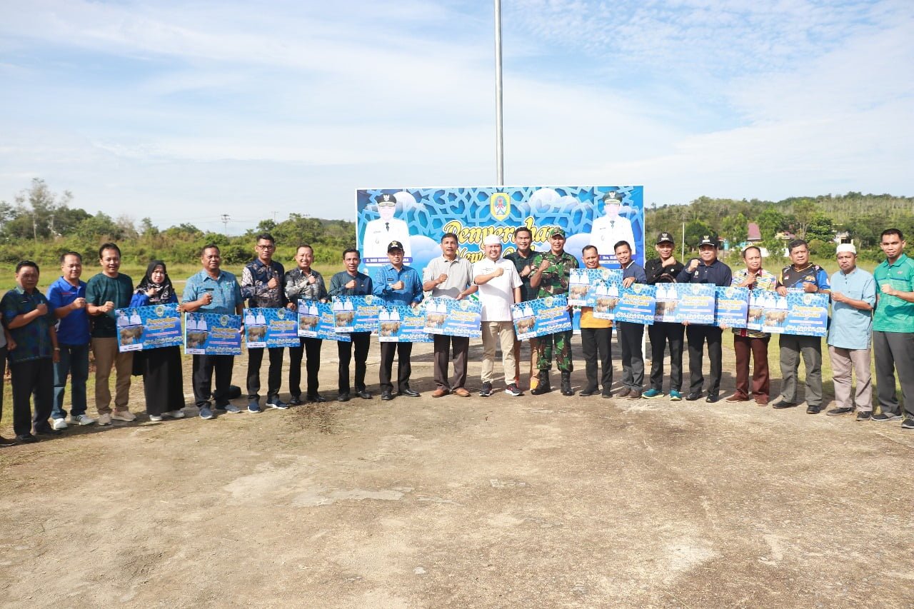 Bupati Melawi Serahkan 16 Hewan Qurban dari Pemkab Melawi