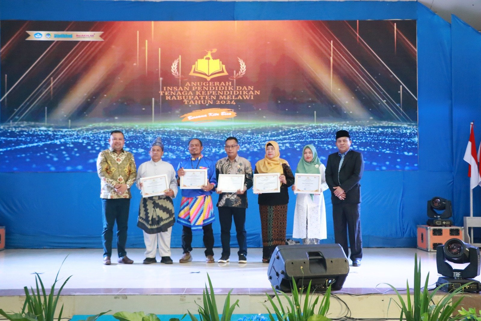 Bupati Melawi Apresiasi Pelaksanaan Malam Anugerah Insan Pendidik dan Tenaga Kependidikan Kabupaten Melawi