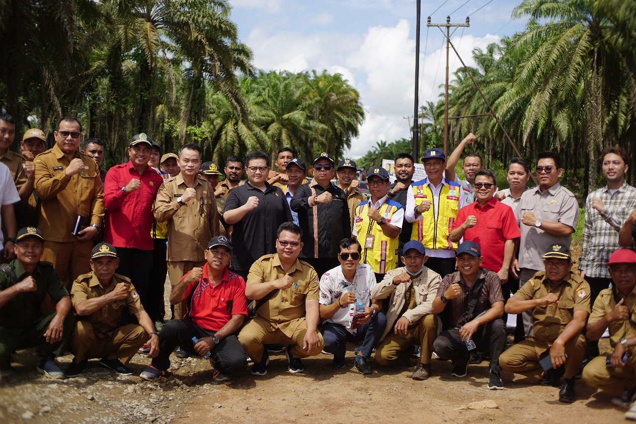 Ketua Komisi V DPR RI dan Sekda Melawi Tinjau Pelaksanaan Pembangunan Lanjutan Jalan Inpres Daerah di Melawi