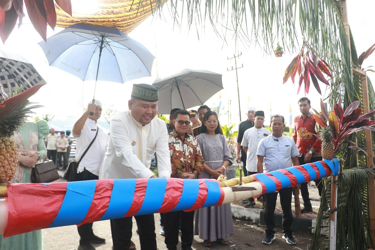 Bupati dan Wakil Bupati Melawi Periode 2025-2030 Disambut Prosesi Adat